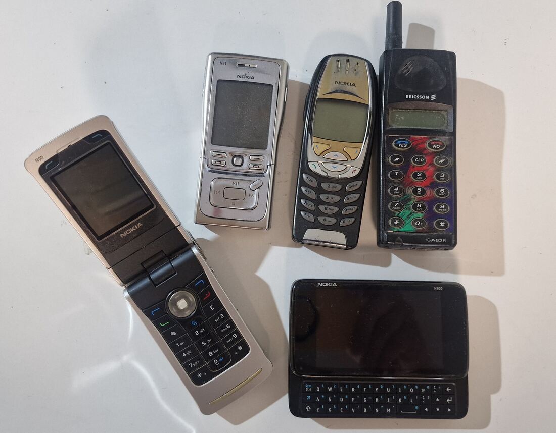 Stari telefoni na naši delovni mizi: Nokia N90, N91, 6310 in N900 ter Ericsson GA628